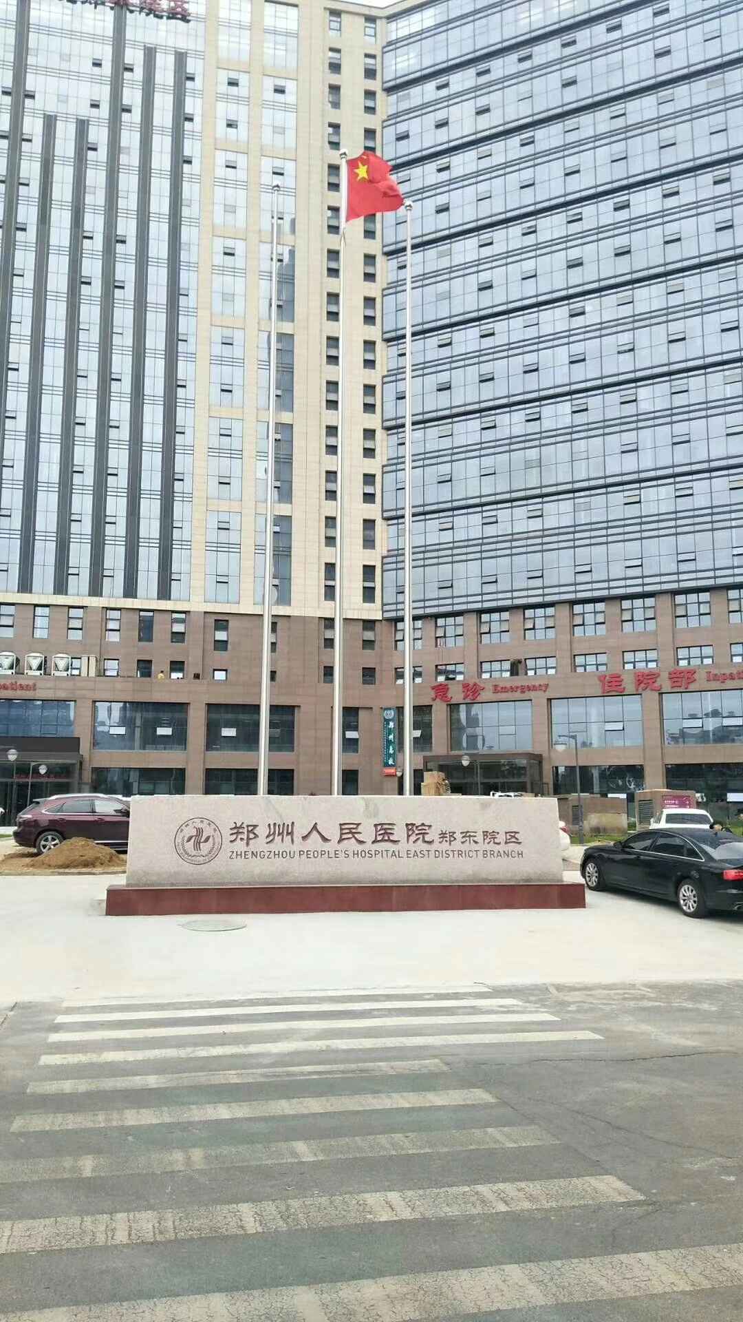 医院旗杆安装现场