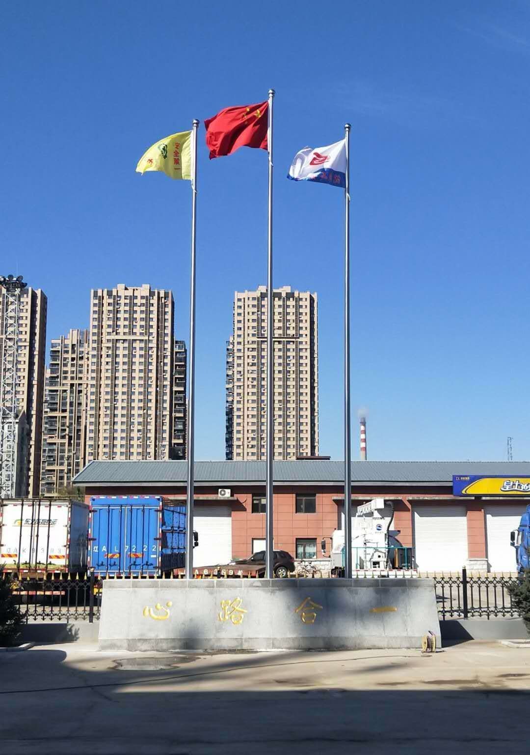 园区门口三杆旗杆安装