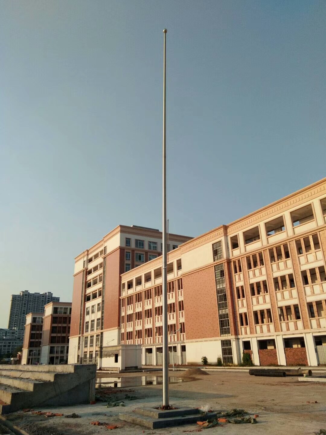 学校单杆旗杆安装现场