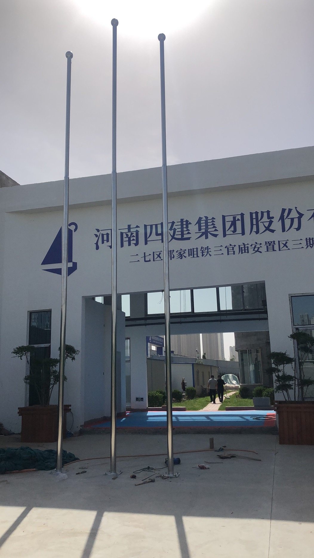 工地旗杆安装现场