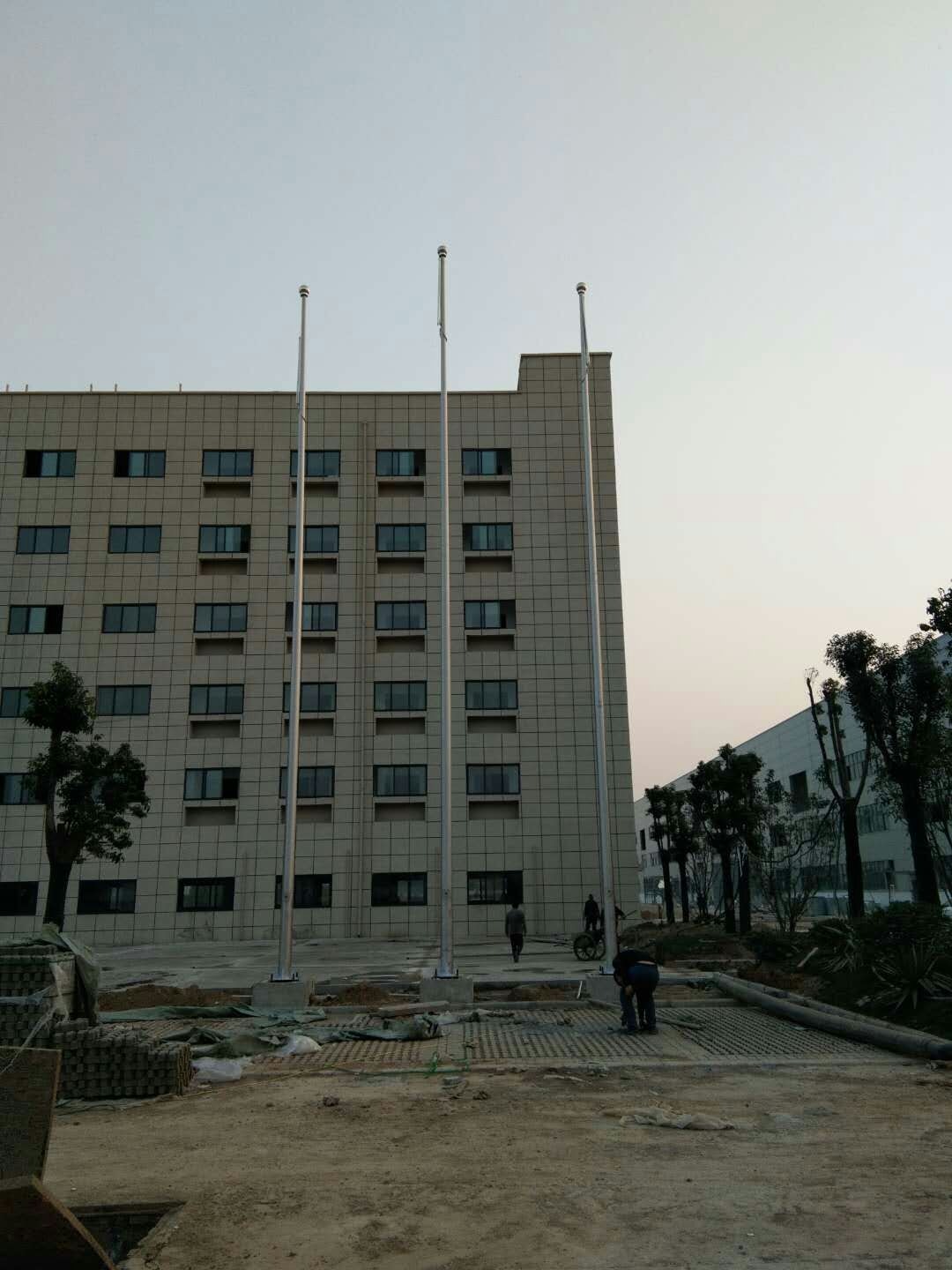 三杆旗杆吊装就位