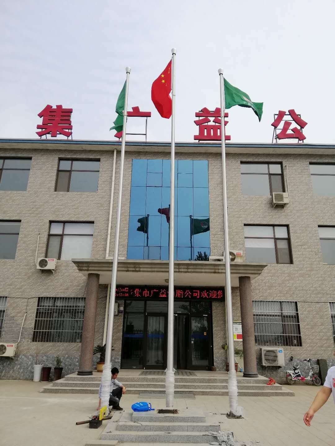 企业门口三杆旗杆配置