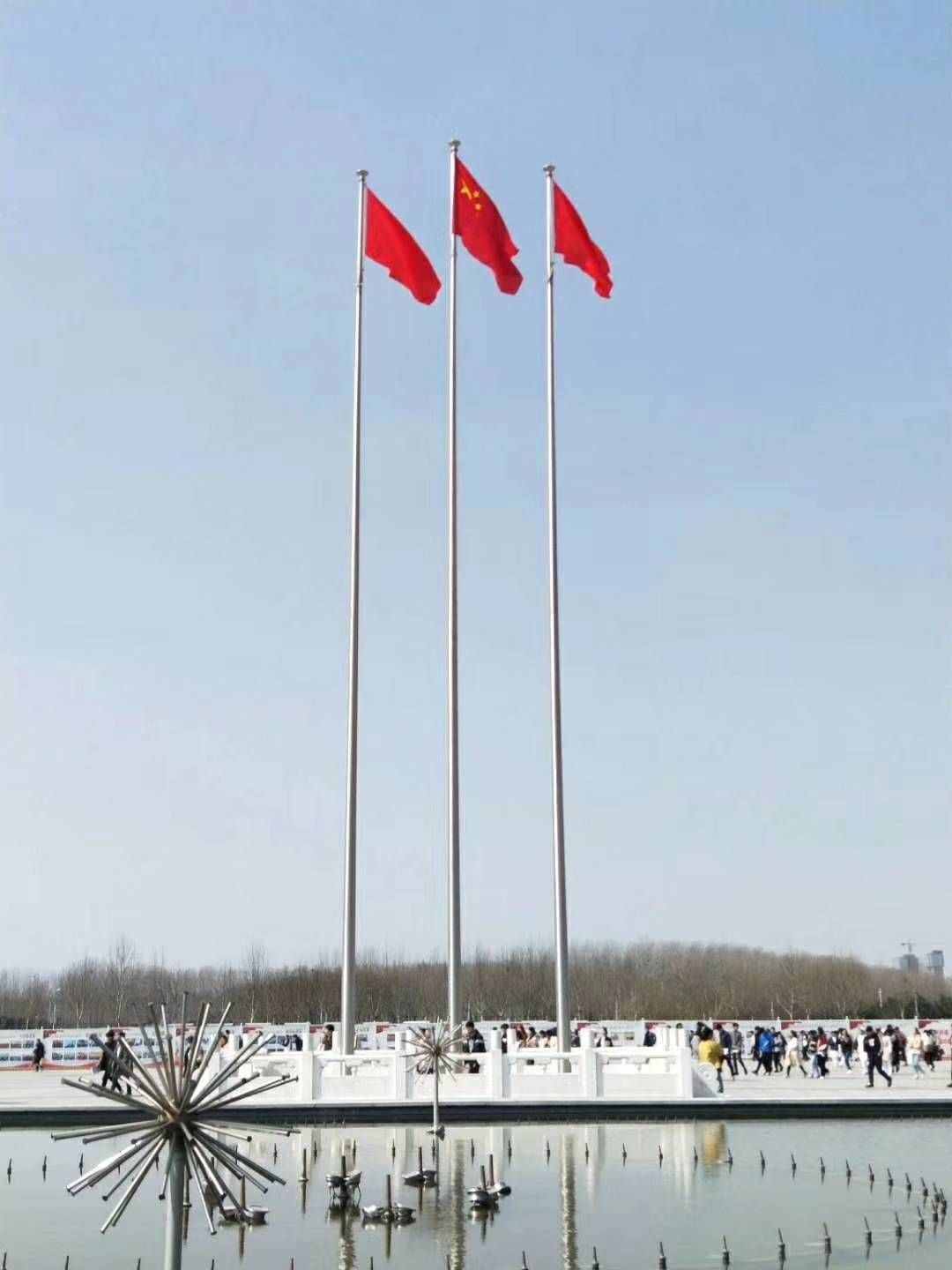 广场三根旗杆与汉白玉旗台