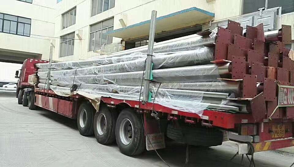旗杆发货装车与捆扎现场