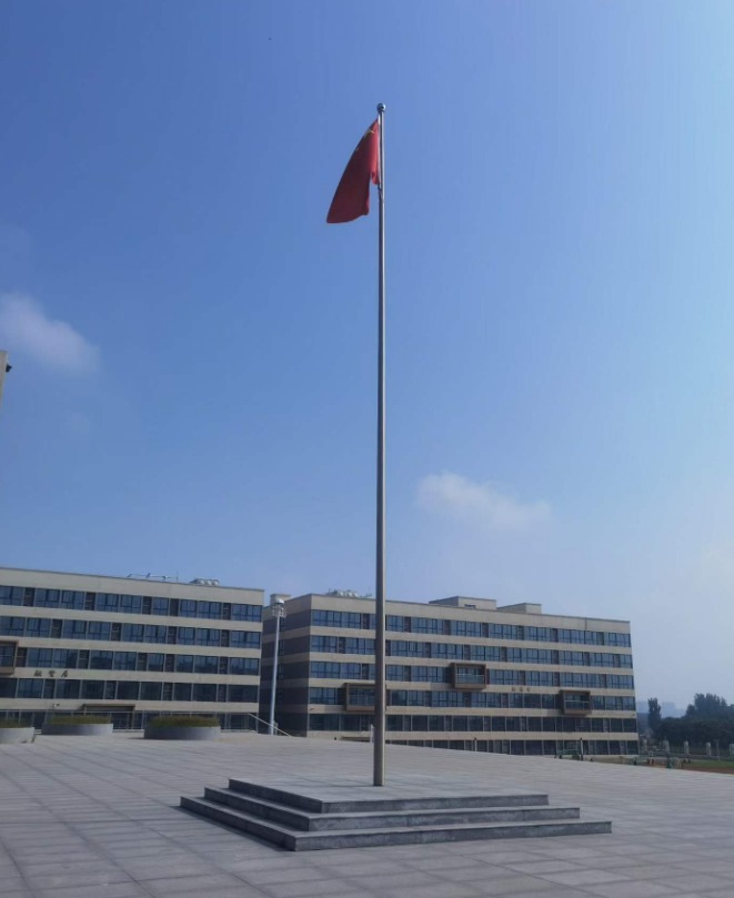 不锈钢锥形旗杆安装现场