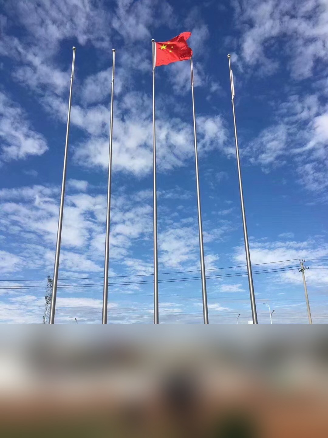 酒店门前五根旗杆的排列现场