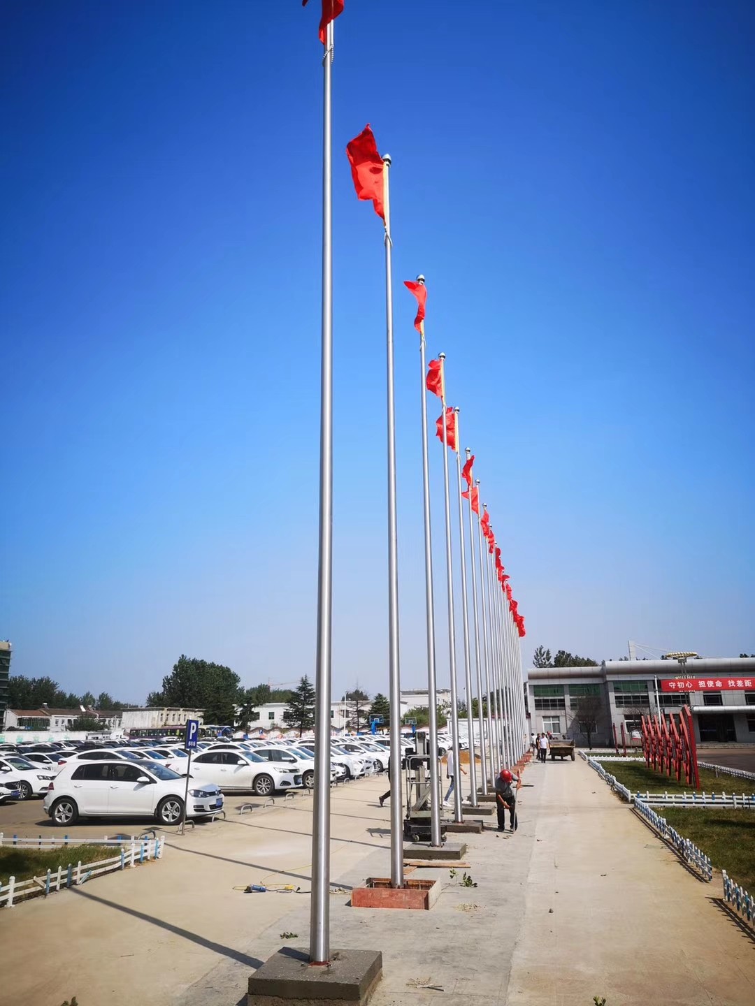 长排多杆旗杆与旗面间距
